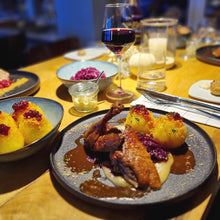 Lade das Bild in den Galerie-Viewer, Bauern-Ente mit unserem Rotkohl, Kartoffelklößen + Orangensauce