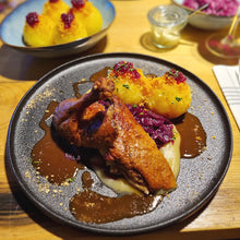 Lade das Bild in den Galerie-Viewer, Bauern-Ente mit unserem Rotkohl, Kartoffelklößen + Orangensauce