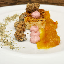Lade das Bild in den Galerie-Viewer, Ziegenkäse mit Kürbis-Chutney, Mohncrumble + Himbeermascarpone