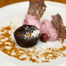 Lade das Bild in den Galerie-Viewer, Schokoladenkuchen mit Kirsch-Quarkcréme
