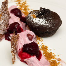 Lade das Bild in den Galerie-Viewer, Schokoladenkuchen mit Kirsch-Quarkcréme
