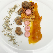 Lade das Bild in den Galerie-Viewer, Ziegenkäse mit Kürbis-Chutney, Mohncrumble + Himbeermascarpone
